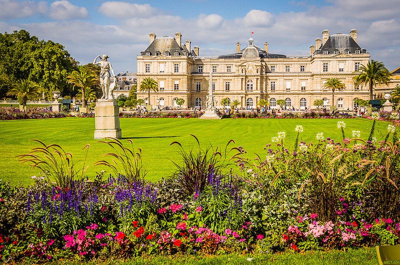 Os jardins de Luxemburgo servem de "point" para quem quer descansar, namorar ou fazer um piquenique em Paris