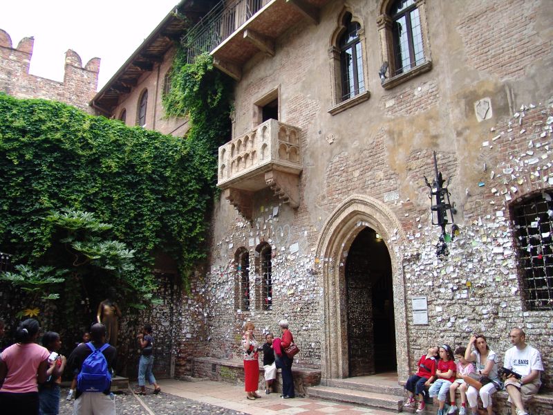 A Casa di Giulietta, em Verona, na Itália, é uma das protagonistas do fofinho "Cartas Para Julieta" (2010). Dizem que quem vai até lá e toca nos seio esquerdo da estátua de Julieta terá sorte no amor