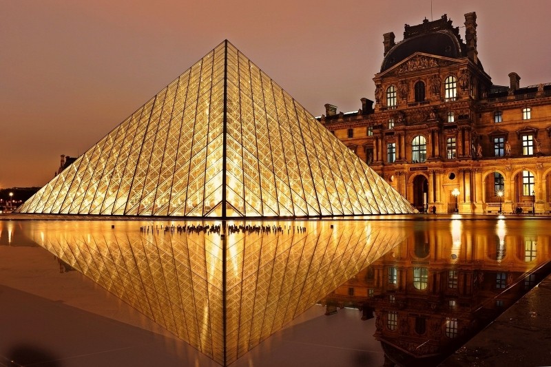 "O Código da Vinci" (2006) conta com uma série de filmagens que revelam Paris, na França. O Museu do Louvre tem um papel essencial no longa inspirado em um dos livros de Dan Brown