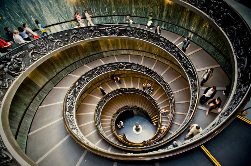 Os Museus do Vaticano são indispensáveis. Independentemente de sua religião, vale a pena conferir as obras de arte expostas por lá, muitas delas renascentistas. A escada espiral da entrada e os afrescos da Capela Sistina, no final, são incríveis
