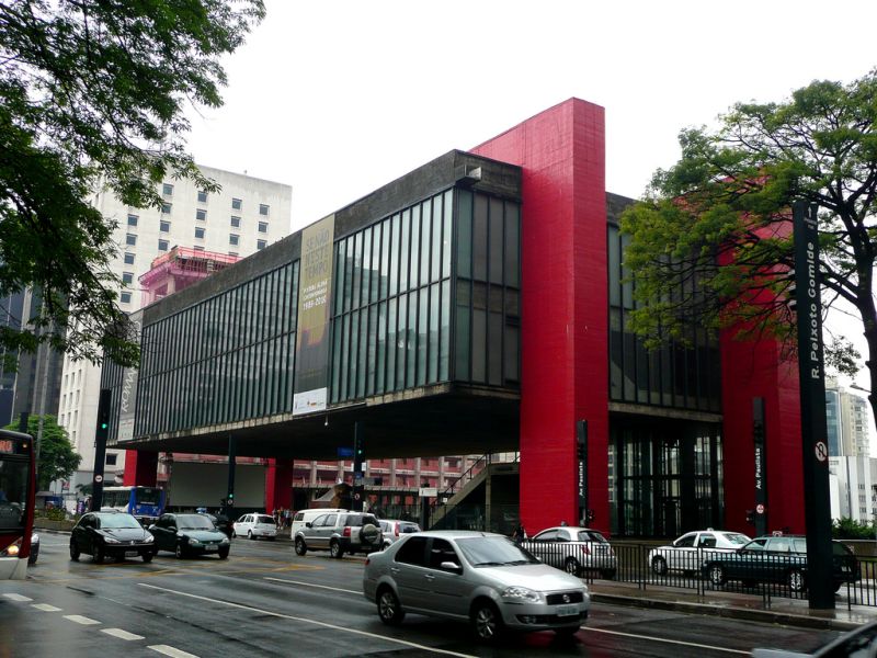 Localizado na Avenida Paulista, em São Paulo, o MASP (Museu de Arte de São Paulo Assis Chateaubriand) chama a atenção pela arquitetura do prédio, que conta com um enorme vão livre
