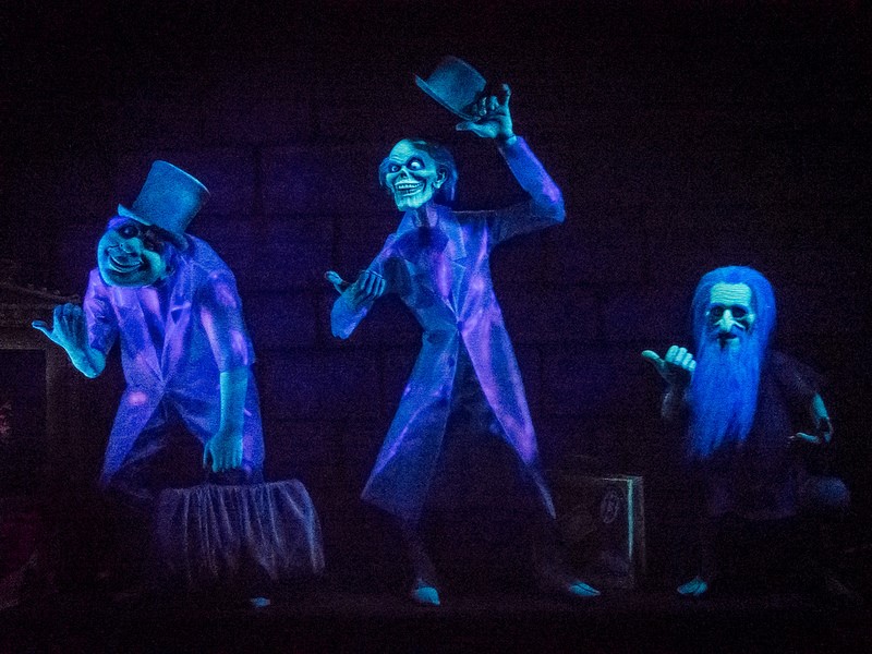 Fantasmas com fundo azul na atração Haunted Mansion, no Magic Kingdom