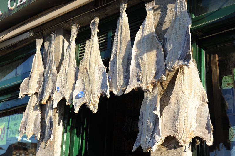 Bacalhau exposto em uma típica mercearia portuguesa 