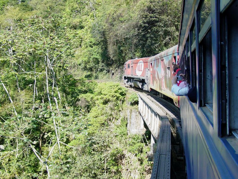 Morretes, no Paraná, agrada quem quer fazer uma viagem de trem à moda antiga