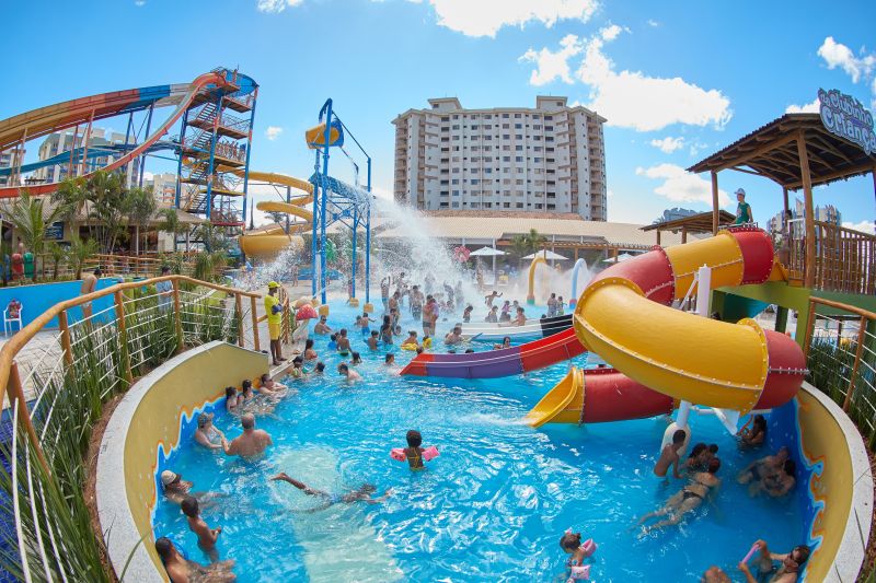 Diversão é a proposta das piscinas do Clube Privé, complexo hoteleiro de Caldas Novas. Adultos e crianças vão se divertir nos toboáguas de diferentes tamanhos.