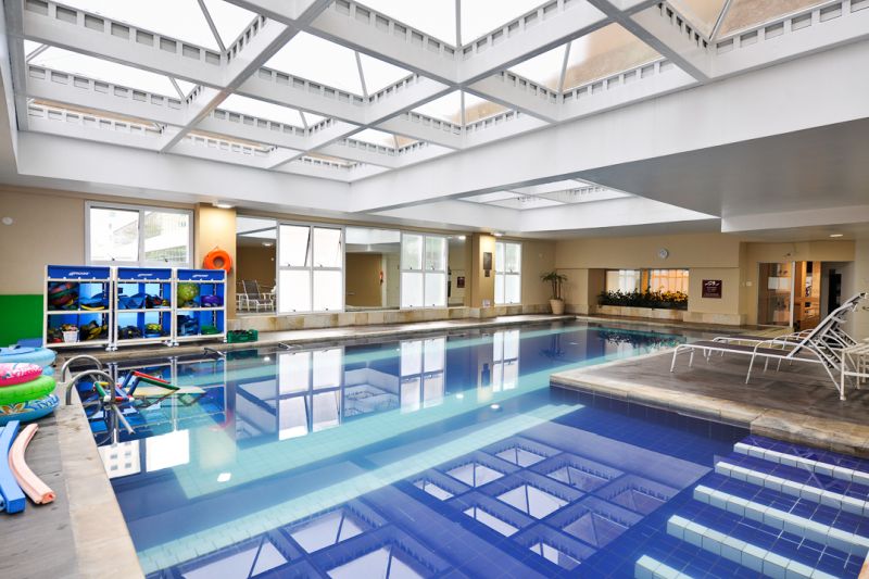 A piscina do Comfort Suítes e Radisson Alpahville é uma opção para relaxar sem se preocupar se está frio ou calor.