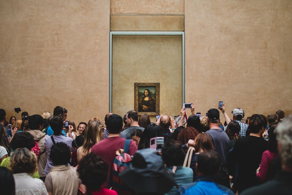 O Museu do Louvre é um dos cartões-postais de Paris, na França. É nele que se encontra a famosa "Mona Lisa", de Leonardo da Vinci, sem contar inúmeros artefatos da história grega e egípcia. Destaque para a icônica pirâmide moderna em frente ao prédio clássico
