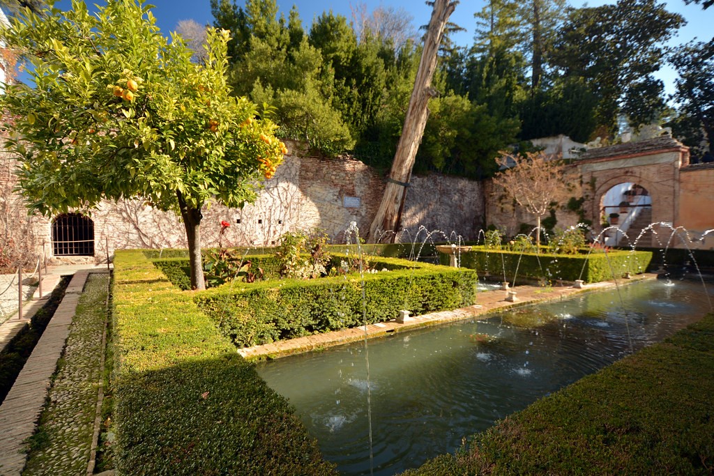 Os jardins da vila de Generalife, em Granada, na Espanha, se destacam com a presença dos espelhos d