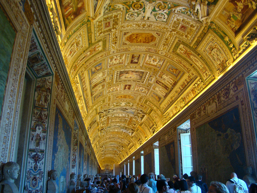 Os Museus do Vaticano são indispensáveis. Independentemente de sua religião, vale a pena conferir as obras de arte expostas por lá, muitas delas renascentistas. A escada espiral da entrada e os afrescos da Capela Sistina, no final, são incríveis