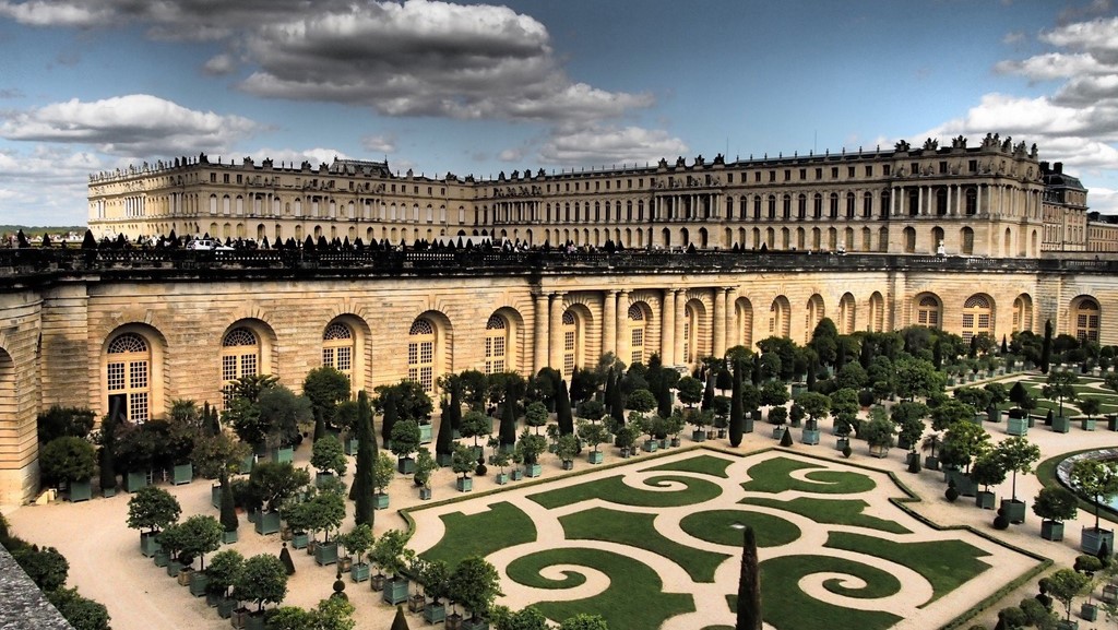 Os jardins que cercam o Palácio de Versalhes, na França, surpreendem pelos tamanhos e formatos