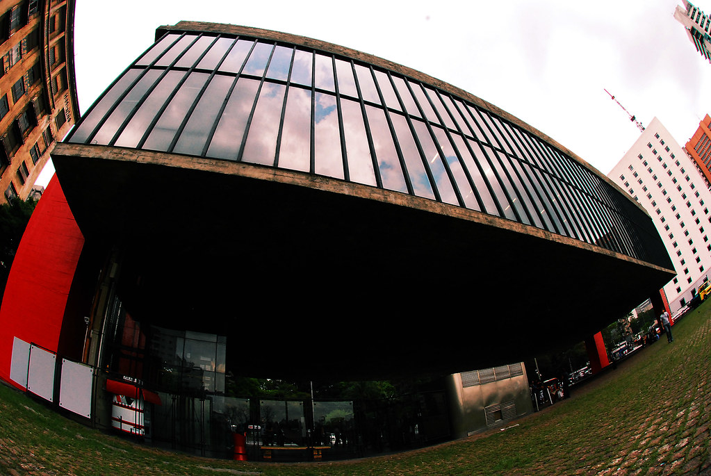 Localizado na Avenida Paulista, em São Paulo, o MASP (Museu de Arte de São Paulo Assis Chateaubriand) chama a atenção pela arquitetura do prédio, que conta com um enorme vão livre