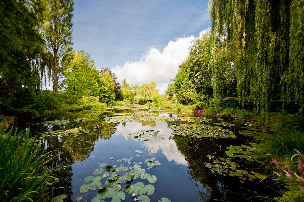 O jardim criado pelo artista Claude Monet é uma das atrações de Giverny, na França. Algumas obras do pintor impressionista foram inspiradas nos cenários do local