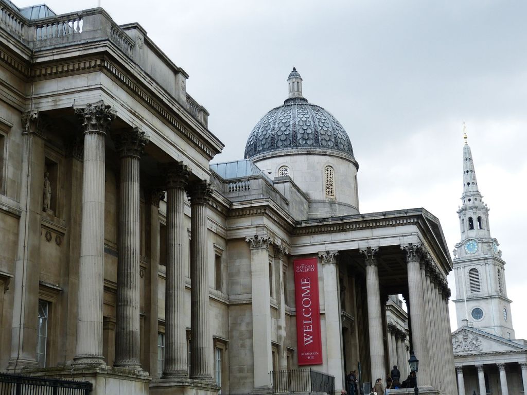 A National Gallery é uma boa opção para quem visita Londres, capital da Inglaterra. O local conta com obras importantes de artistas como Da Vinci, Van Gogh, Monet, Michelangelo e Rubens