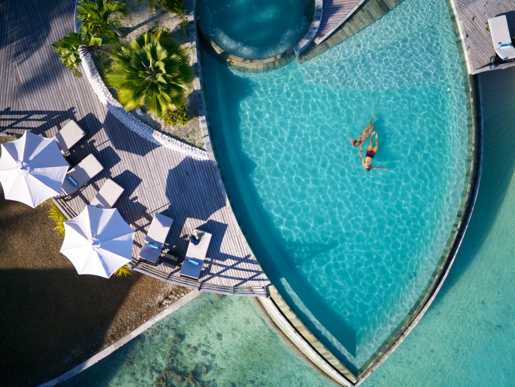 Casal na piscina em Hotel de luxo em Rangiroa, uma dos atóis da Polinésia Francesa