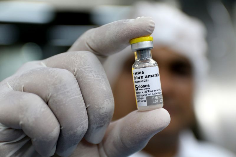 Frasco de vacina de febre amarela