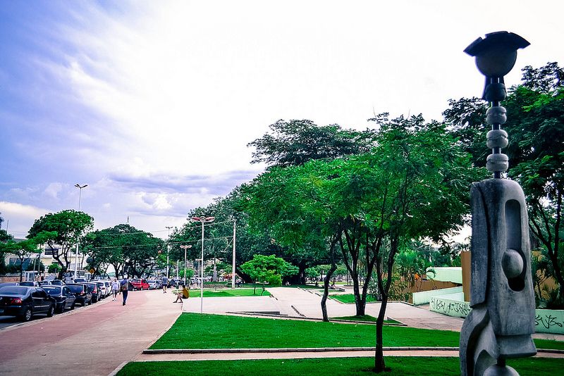 Praça Universitária, em Goiânia, no estado de Goiás. O destino que é terra de muitos sertanejos tem preço médio em passagens aéreas de R$ 720.