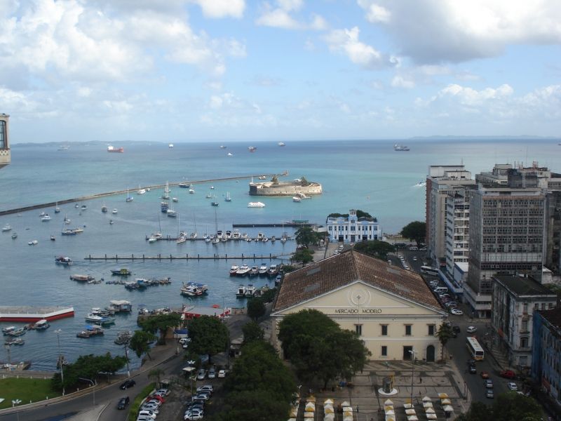 Pelourinho e a praia, em Salvador, na Bahia. As passagens aéreas para o destino estão com valor médio de R$ 672.