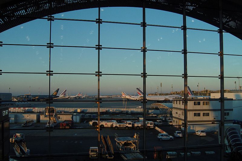 Aeroporto Internacional Charles de Gaulle, em Paris, ma França. O espaço foi inaugurado em 1974 e recebe, anualmente, quase 66 milhões de viajantes.