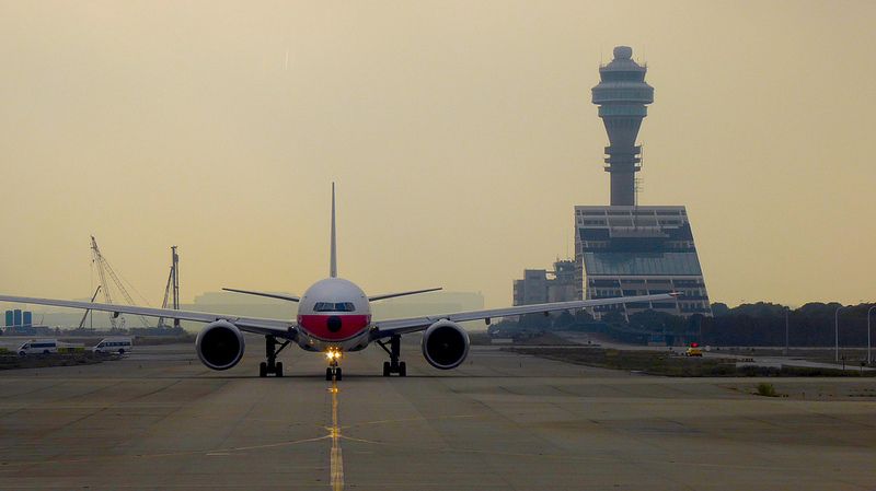 Aeroporto Internacional de Xangai Pudong, na China. Esse também é um dos espaços mais novos, foi inaugurado em 1999 e recebe, anualmente, mais de 66 milhões de viajantes