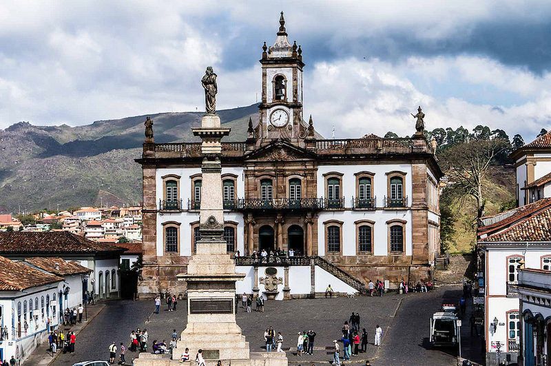 Praça Tiradentes, ponto central de Ouro Preto e local de muita história. O espaço é rodeado por outros espaços para visitação, como o Museu da Inconfidência, cafeterias e restaurantes.