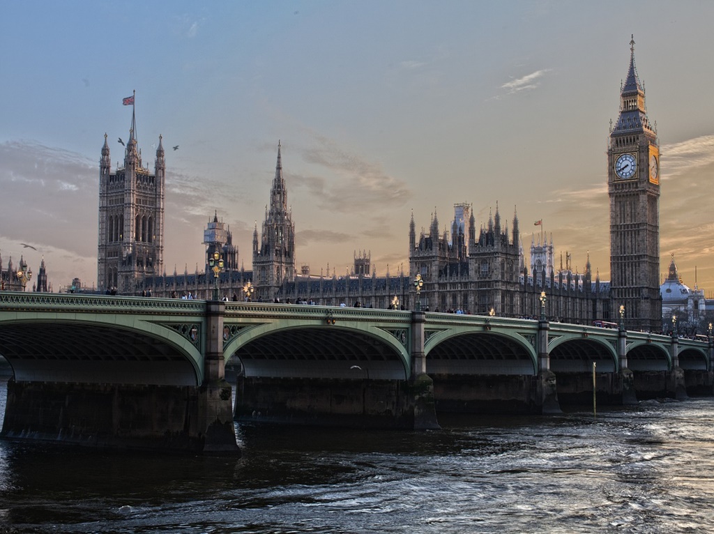 Cenários de filmes e séries da Netflix: Big Ben e o parlamento em Londres