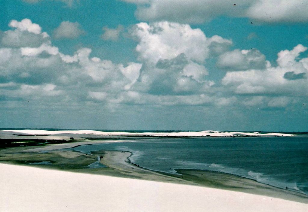 Parte do território nacional é rodeado por belas praias