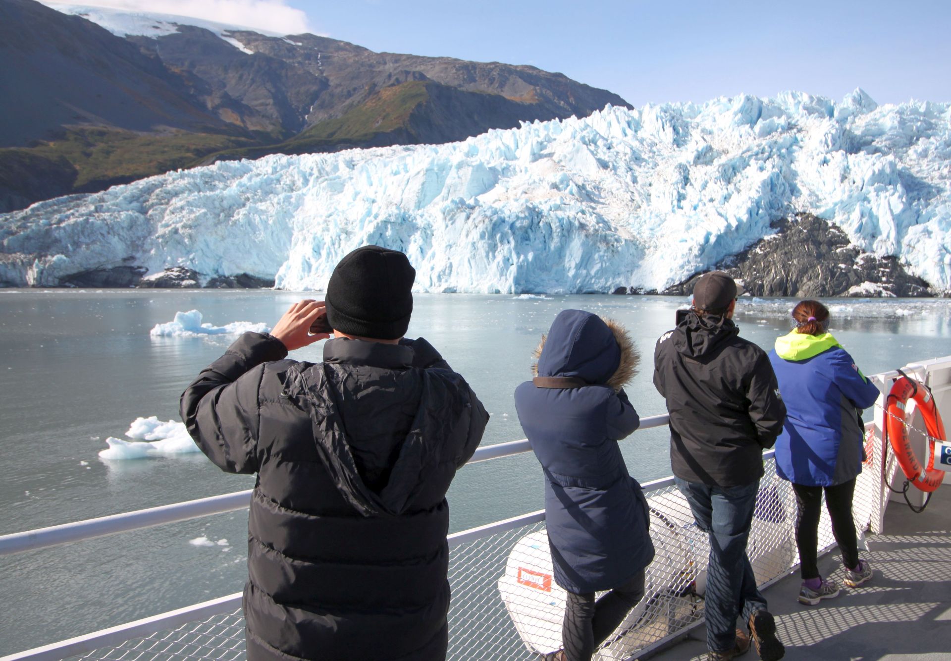 Cruzeiro no Alasca permite avistar baleias e geleiras espetaculares