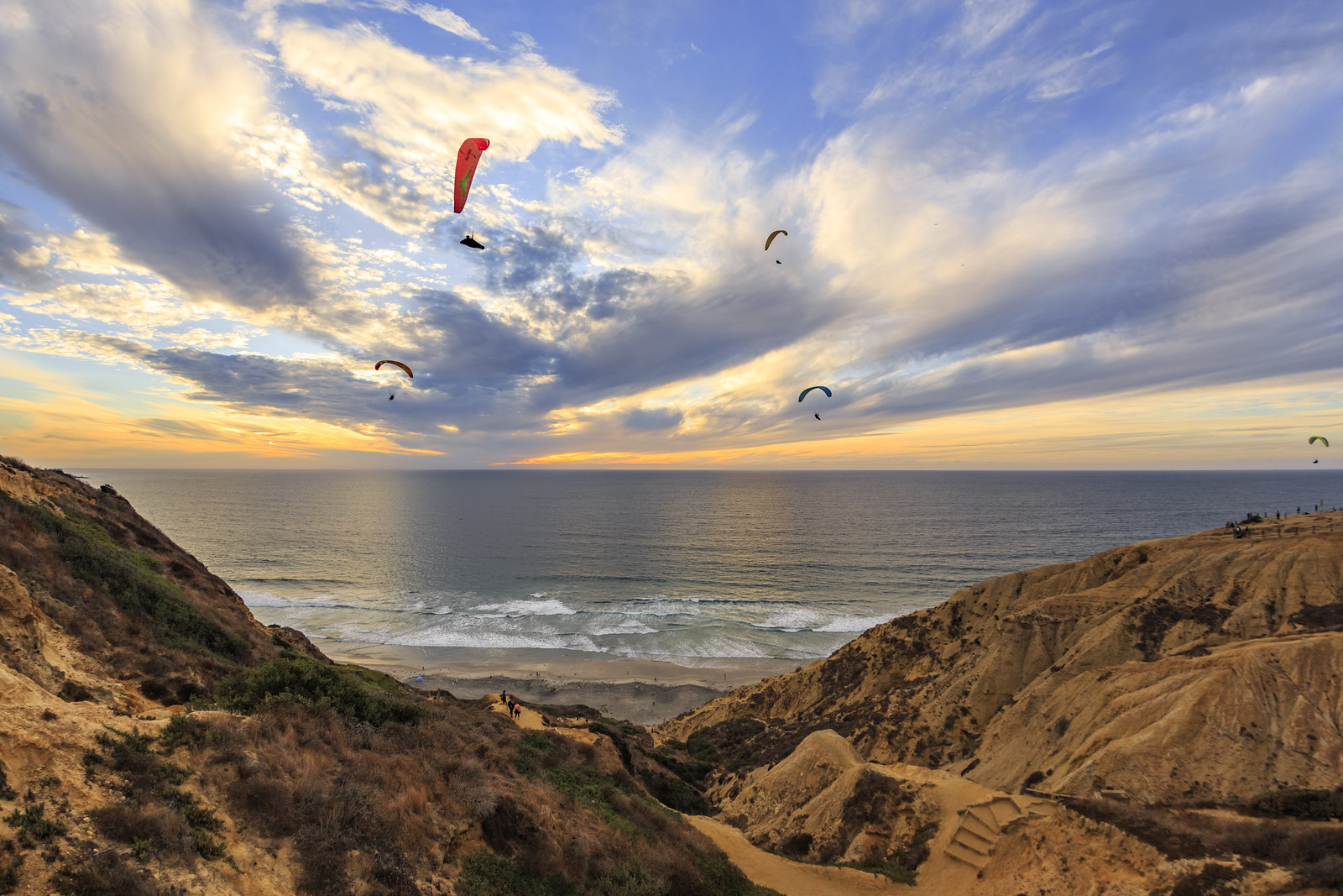 Vídeo: saiba como é surfar e voar de paraglider em San Diego