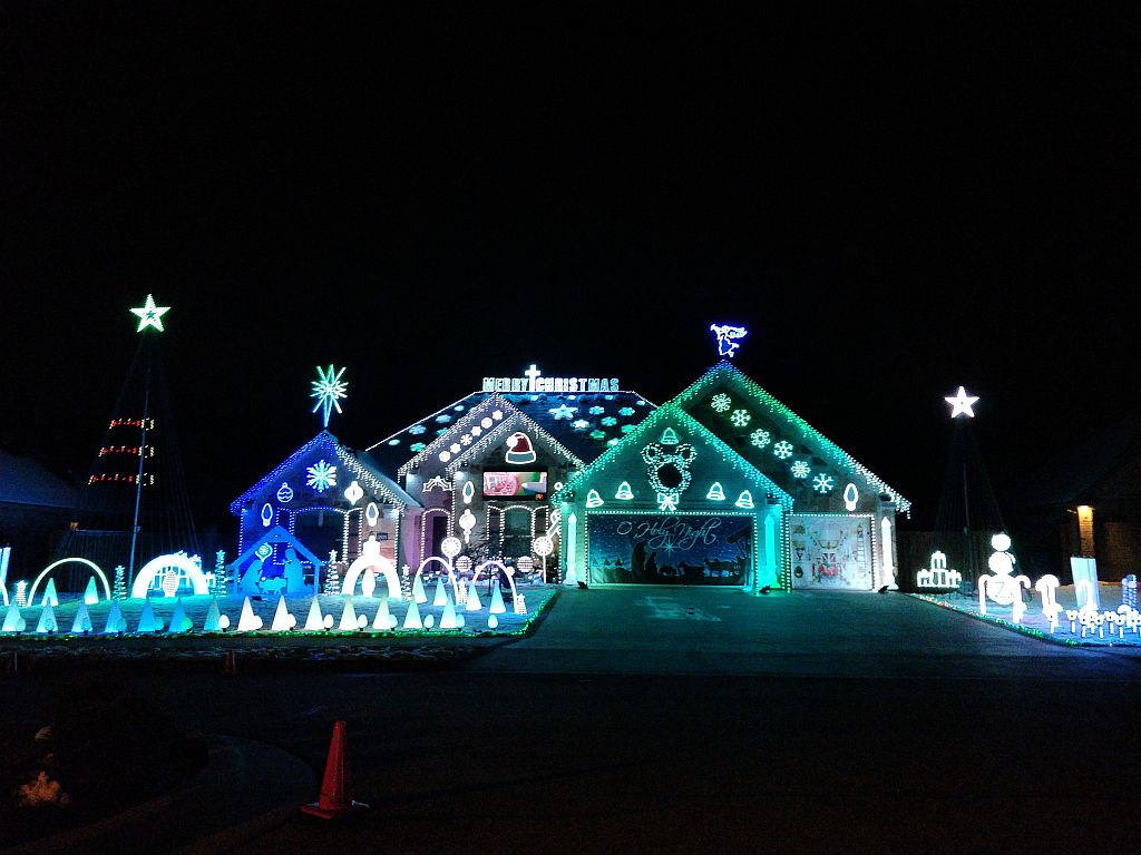 Casa faz show de luzes e músicas sincronizadas no Natal dos EUA - Rota de  Férias