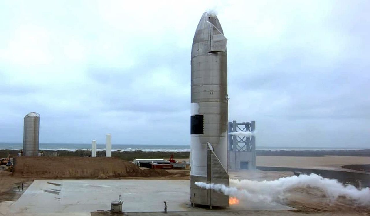 Foguete espacial projetado para turistas pousa com sucesso pela primeira vez