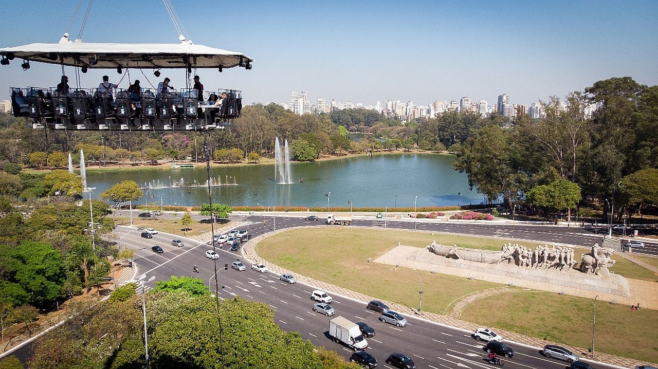 “Jantar nas alturas” em plataforma sem piso erguida a 50 metros chega à São Paulo